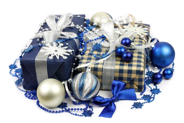 Confezioni regalo di Natale e blu, palle d'argento primo piano — Foto Stock