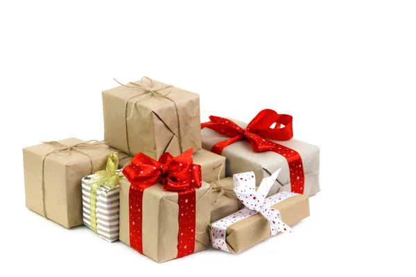 Montones de cajas de regalos sobre fondo blanco — Foto de Stock