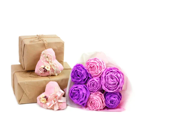 Papier rosa Rosen und handgemachte Herzen mit Geschenken — Stockfoto