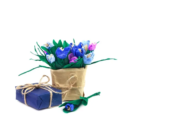 Crocus en papier et coffret cadeau en papier bleu pour la fête des mères — Photo