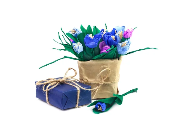 Crocus en papier et coffret cadeau en papier bleu — Photo