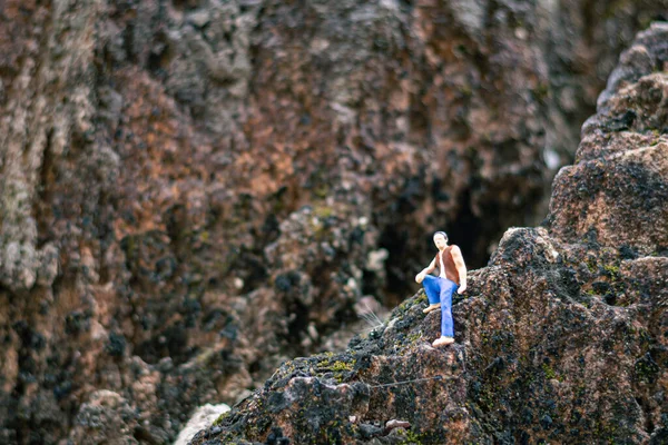 Persone Miniatura Giovane Seduto Una Roccia Con Luce Naturale — Foto Stock