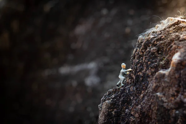 Miniaturmenschen Ein Mann Erklimmt Eine Felsige Klippe — Stockfoto