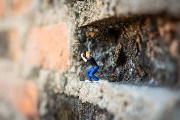 Fotógrafo Miniatura Tomando Fotos Hermoso Paisaje — Foto de Stock