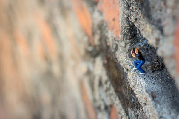 Miniaturowy Fotograf Robiący Zdjęcia Pięknego Krajobrazu — Zdjęcie stockowe