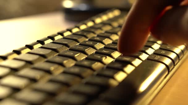 Klavyeye yazı yaz. Kapalı parmaklar klavyedeki tuşlara basıyor. Siyah klavye kullanan erkek eller — Stok video