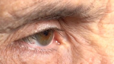 Yaşlı bir adamın gözü, yaklaşın.