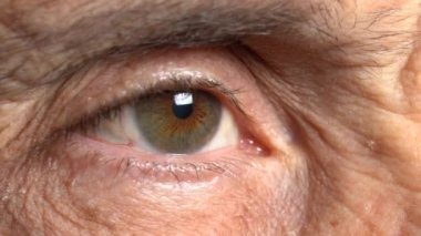 Yaşlı bir adamın gözü, yaklaşın.