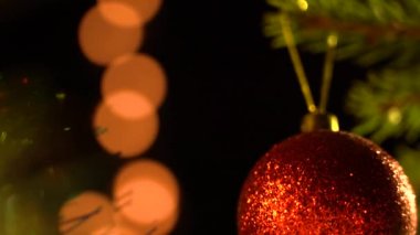 Noel süsleri. Yakın plan. Noel ağacında kırmızı top. Noel tatili ve kutlama konsepti