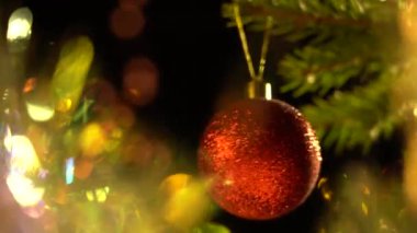 Kırmızı kibrit topu Noel ağacına yakın planda. Sihirli Muhteşem Bokeh. Noel Tatilleri ve Kutlamalar Konsepti