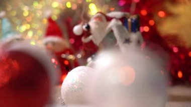 Kırmızı, Beyaz Toplar, Kozalaklı Dallar ve Sarı Lambaların Çelenkleri Yakın plan Masa Üzerinde Yatar. Noel Tatilleri ve Noel Hazırlıkları Konsepti