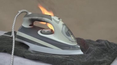 Kıyafetleri ütülemek için unutulmuş ütünün kısa devre ateşinden. Ev aletleri yanıyor..