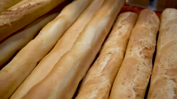 Süpermarketteki fırının raflarında taze ekmek var. Marketten alışveriş yapmak. Gıda ve insan konsepti satmak — Stok video