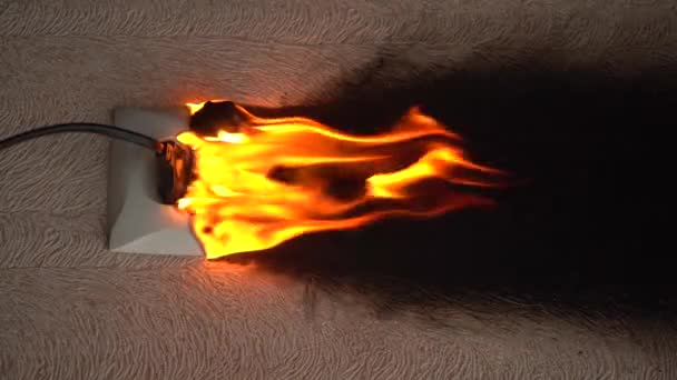 Pionowe wideo. Prąd się zapalił. Wtyczka przewodu elektrycznego zapala się Przegroda wylotu, zwarcie w obwodzie, prowadzące do spalania — Wideo stockowe