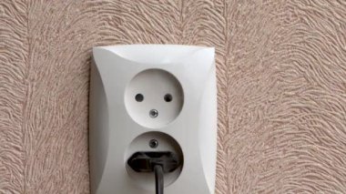 Duman dairedeki hatalı bir prizden geliyor. Evde yangın başlatma konsepti. Elektrik temasında aşırı ısınma, yangın ve hasara yol açar.