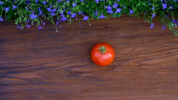 Parar movimento. Alimento saudável. Sim. Tomates emergindo em uma mesa velha de madeira. Grupo de produtos hortícolas frescos em bruto — Vídeo de Stock