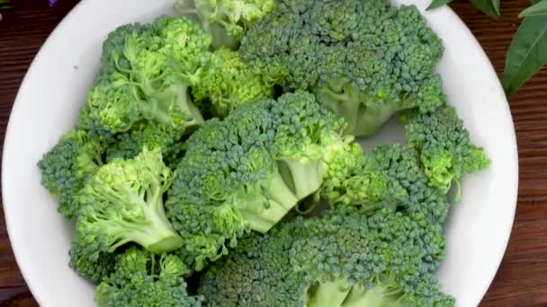 Une nourriture saine. Assiette avec brocoli sur la table. Gros plan. — Video