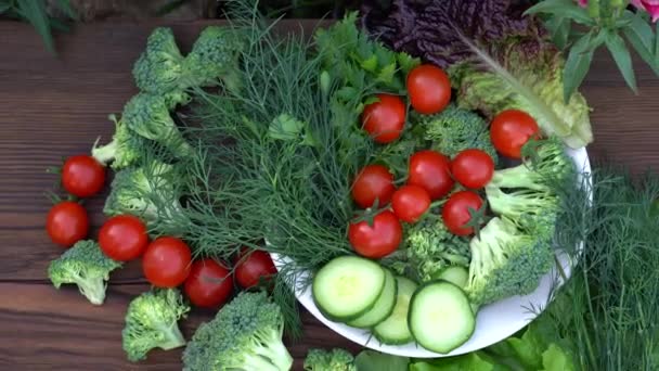 Arranje verduras cruas frescas em uma travessa. Prato de legumes frescos a bordo. Vista superior — Vídeo de Stock