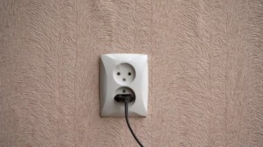 Duman dairedeki hatalı bir prizden geliyor. Evde yangın başlatma konsepti. Elektrik temasında aşırı ısınma, yangın ve hasara yol açar.