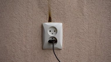 Duman dairedeki hatalı bir prizden geliyor. Evde yangın başlatma konsepti. Elektrik temasında aşırı ısınma, yangın ve hasara yol açar.