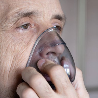 Bir adamda tıbbi oksijen maskesi.