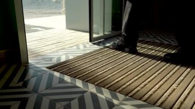 Otomatik sürgülü kapılar. Geçen insanların bacakları..