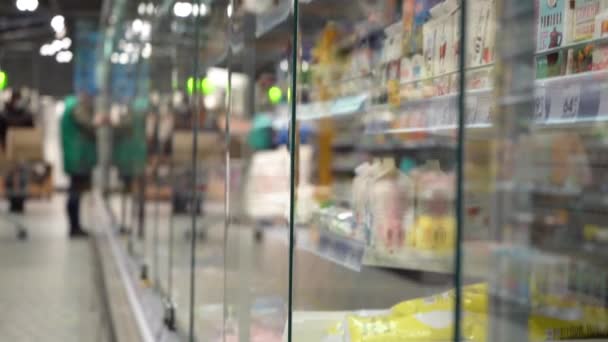 Yekaterinburg, Russia - Novembre 2020: BOOM UP. LENTO MOZIONE.Porte di vetro del frigorifero con generi alimentari nel supermercato. Sezione surgelati offuscati al negozio al dettaglio in America. Enorme porta di vetro — Video Stock