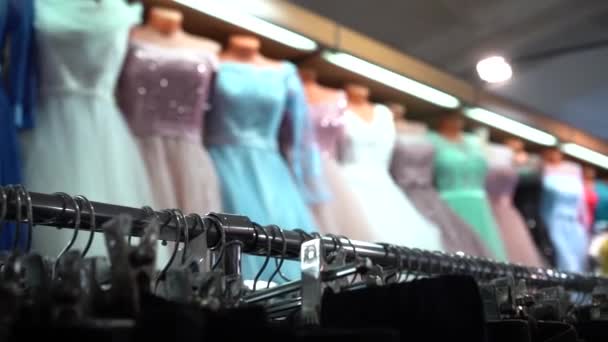 Vestidos femininos no mercado. Roupa de homem em cabides — Vídeo de Stock