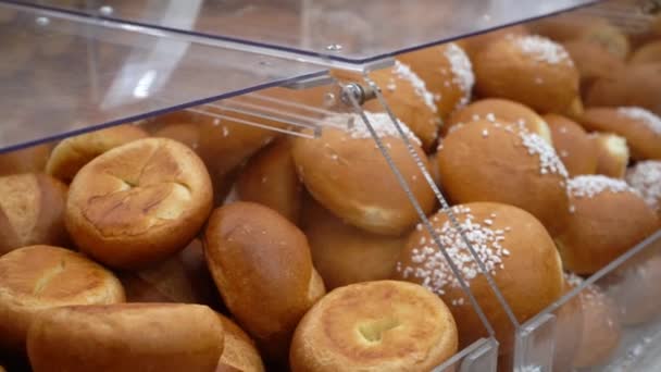 Beaucoup de petits pains roses et appétissants — Video