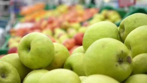 Muchas manzanas frescas en bandejas en la tienda — Vídeos de Stock