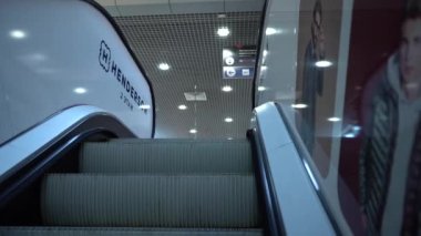 Yekaterinburg, Rusya - Kasım 2020. Yürüyen merdivenden çık. Yakın plan.