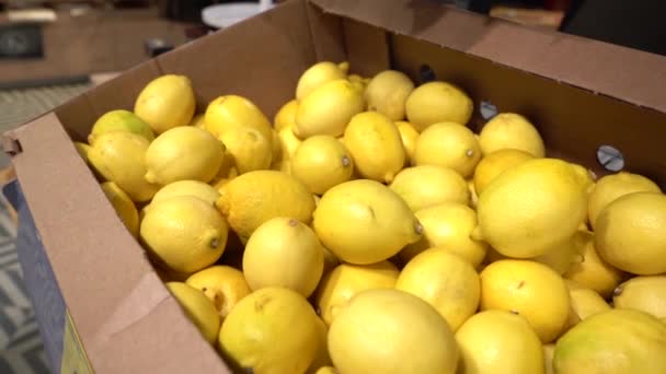 MUCHOS Limones y naranjas en la tienda. Colorida exhibición de limones en el mercado — Vídeos de Stock