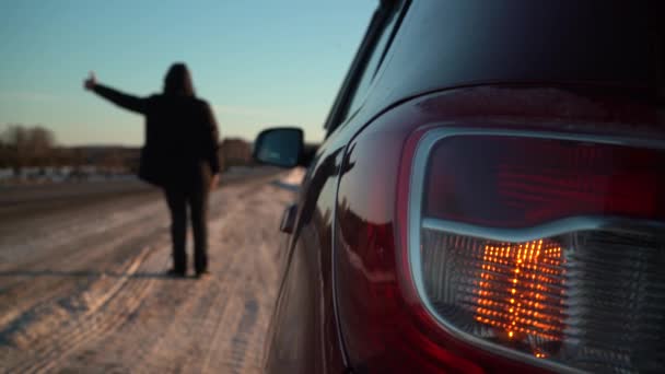 Požádejte o pomoc u silnice. Nouzová zastávka auta na silnici za slunečného zimního dne — Stock video