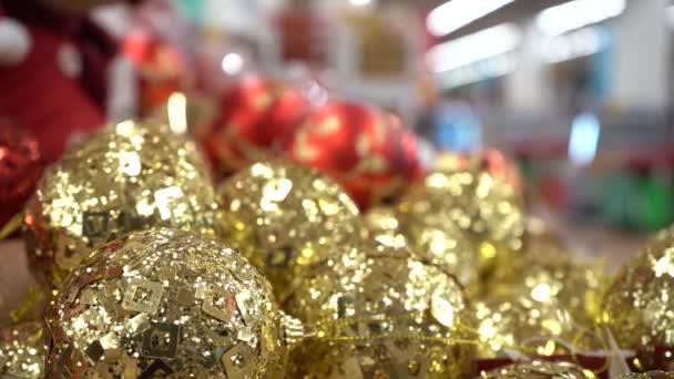 Decoração de árvore de Natal no shopping — Vídeo de Stock