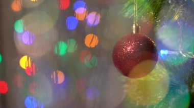 Kırmızı kibrit topu Noel ağacına yakın planda. Sihirli Muhteşem Bokeh. Noel Tatilleri ve Kutlamalar Konsepti