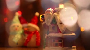 Bulanık ışıkların arka planına karşı Noel ve Yeni Yıl Şenlik Dekoru