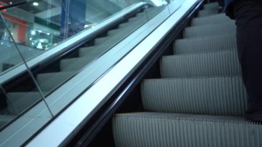 Yürüyen merdivenden çık. Yakın plan. Modern yürüyen merdiven yukarı aşağı hareket ediyor.