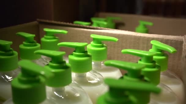 Cosmetische sprayverpakking in een magazijn. Groothandel in lotions, cosmetica voor hygiëne. selectieve focus — Stockvideo