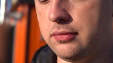 Şişman adam shawarma yiyor..