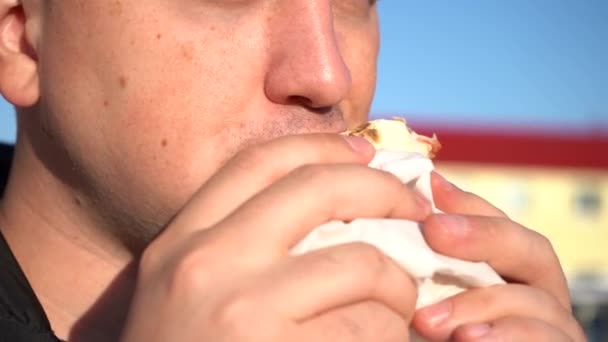 Der dicke Mann isst Shawarma. — Stockvideo