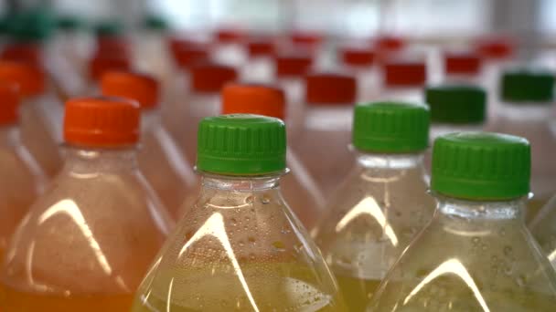 Lots of plastic drinks bottles in the shop by the window. CLOSE-UP. Row of carbonated soft drink bottles — Stock Footage Lots of plastic drinks bottles in the shop by the window. CLOSE-UP. Row of carbonated soft drink bottles Royalty Free Stock Video