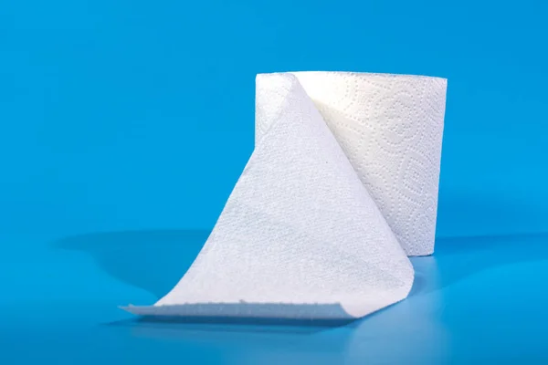 Un rollo de papel higiénico aislado sobre fondo azul — Foto de Stock