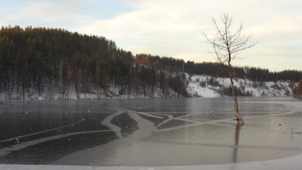 Der Reisende blickt auf einen zugefrorenen Bergsee. REISE VON REISEN IN DEM WILDEN NATUR — Stockvideo