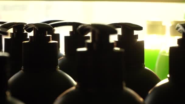 Um monte de spray cosmético em uma prateleira da loja. Comércio de loções, cosméticos de higiene — Vídeo de Stock