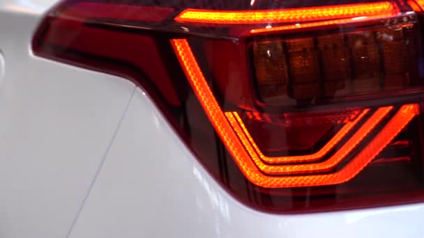 Єкатеринбург, Росія - листопад 2019: KIA Seltos tail light. Передній вигляд нового сучасного автомобіля світлодіодні задні ліхтарі — стокове відео