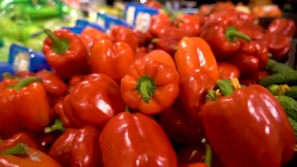 Čerstvé zelené okurky a paprika prodávají na trhu. Spousta čerstvé zeleniny v zeleninové sekci supermarketu — Stock video