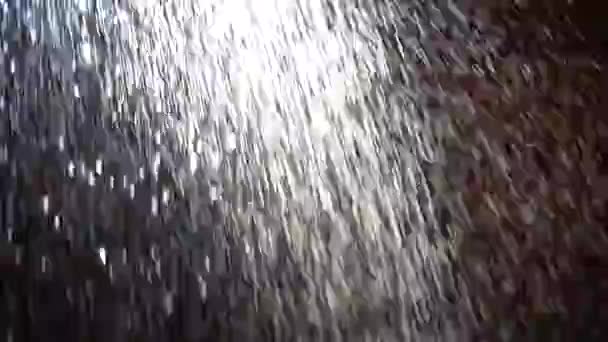 Ducha de agua en un fondo oscuro — Vídeo de stock