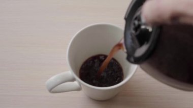 Kahve fincanının içine sade kahve dök. Sabahları taze kahve iç.