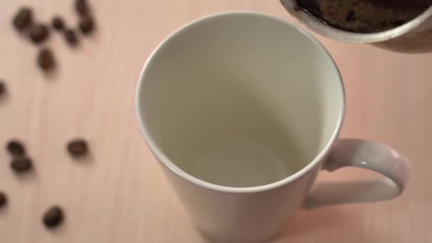 Vierta el café negro en una taza de una cafetera. Beber café fresco por la mañana — Vídeos de Stock