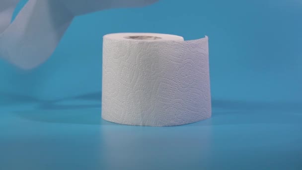 Papier toaletowy na niebieskim tle — Wideo stockowe